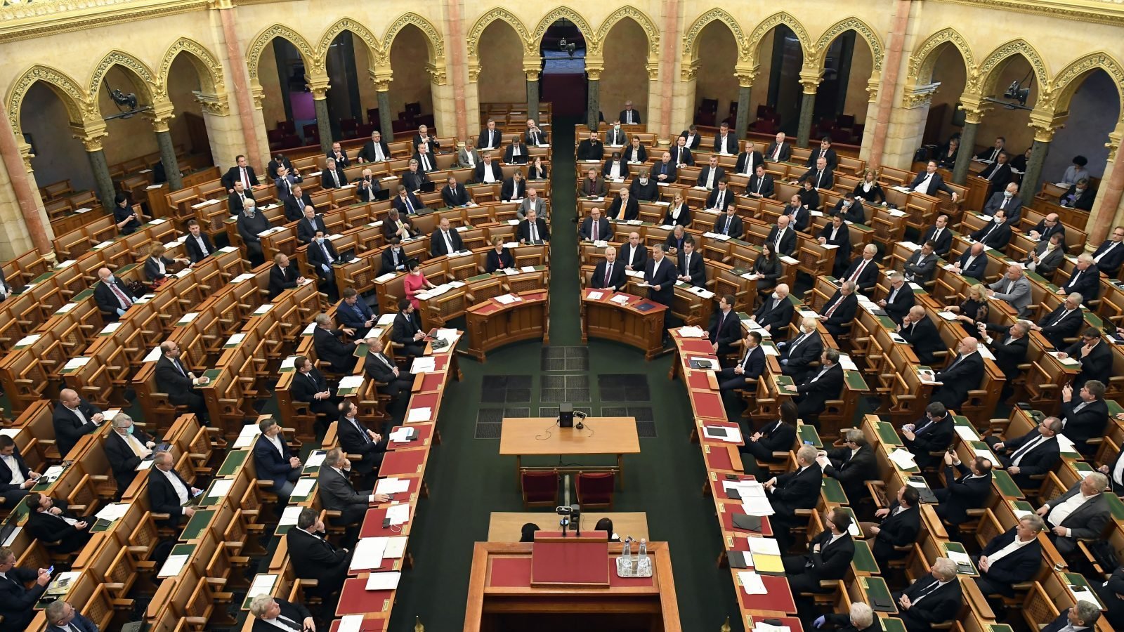 Hungaria vazhdon të lëshojë leje qëndrimi për qytetarët rusë, BE shpreh shqetësim: Po monitorojmë situatën