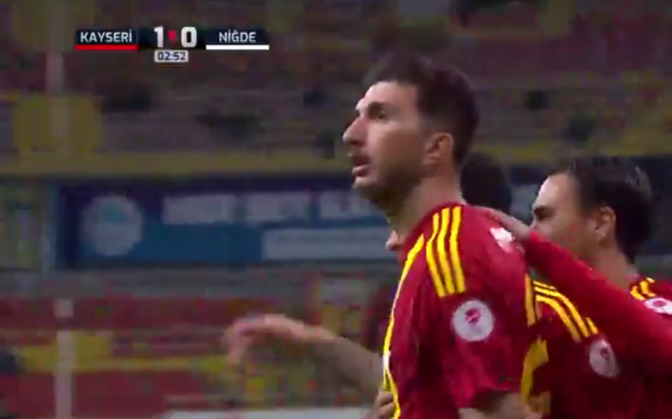 Hyn nga stoli dhe pas 4 minutave shënon gol, sulmuesi i Kombëtares i jep fitoren skuadrës