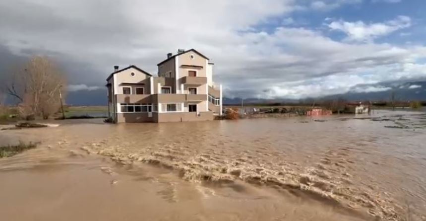 I gjithë fshati në ujë/ Devoll, humb kontaktin me familjen e moshuara në Progër