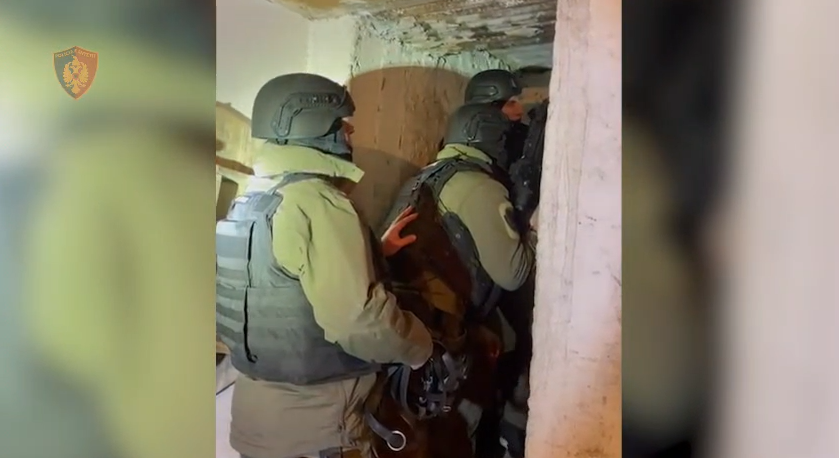 “I japim llogari vetëm Zotit”, dy të arrestuarit për terrorizëm refuzojnë të dëshmojnë