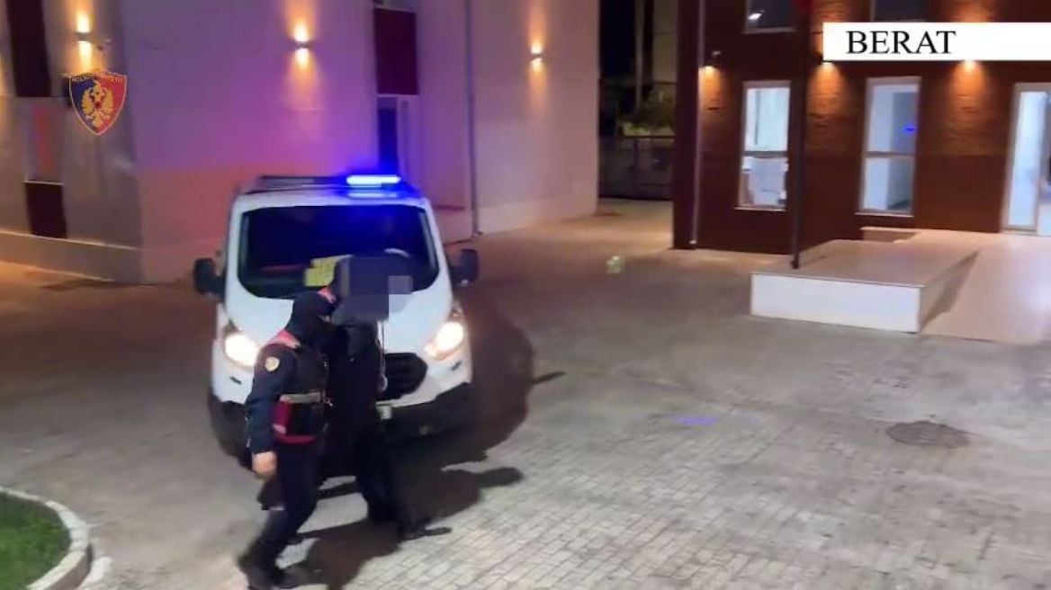 I kapën në banesë doza kanabisi me qëllim shitjen, pranga 21-vjeçarit në Berat, nën hetim 20-vjeçari që shpërndante drogën