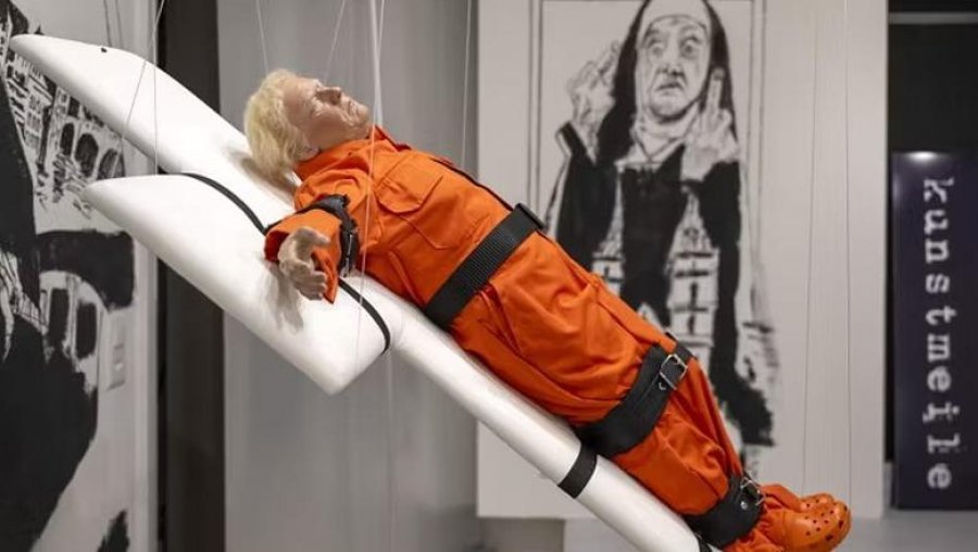 I lidhur në një kryq dhe me uniformën e të burgosurit, ekspozohet në Zvicër skulptura prej dylli e Donald Trump