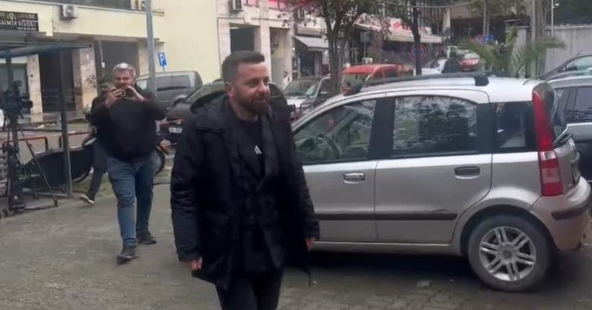 I pandehur për shkelje të barazisë në tendera, Erion Isai paraqitet në SPAK, “kyç” gojën para gazetarëve