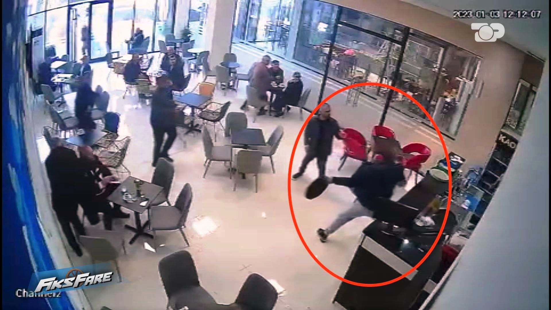 I sëmuri mendor në Kamëz terrorizon komunitetin me levë në mes të ditës. Institucionet: S’ka qendra trajtimi