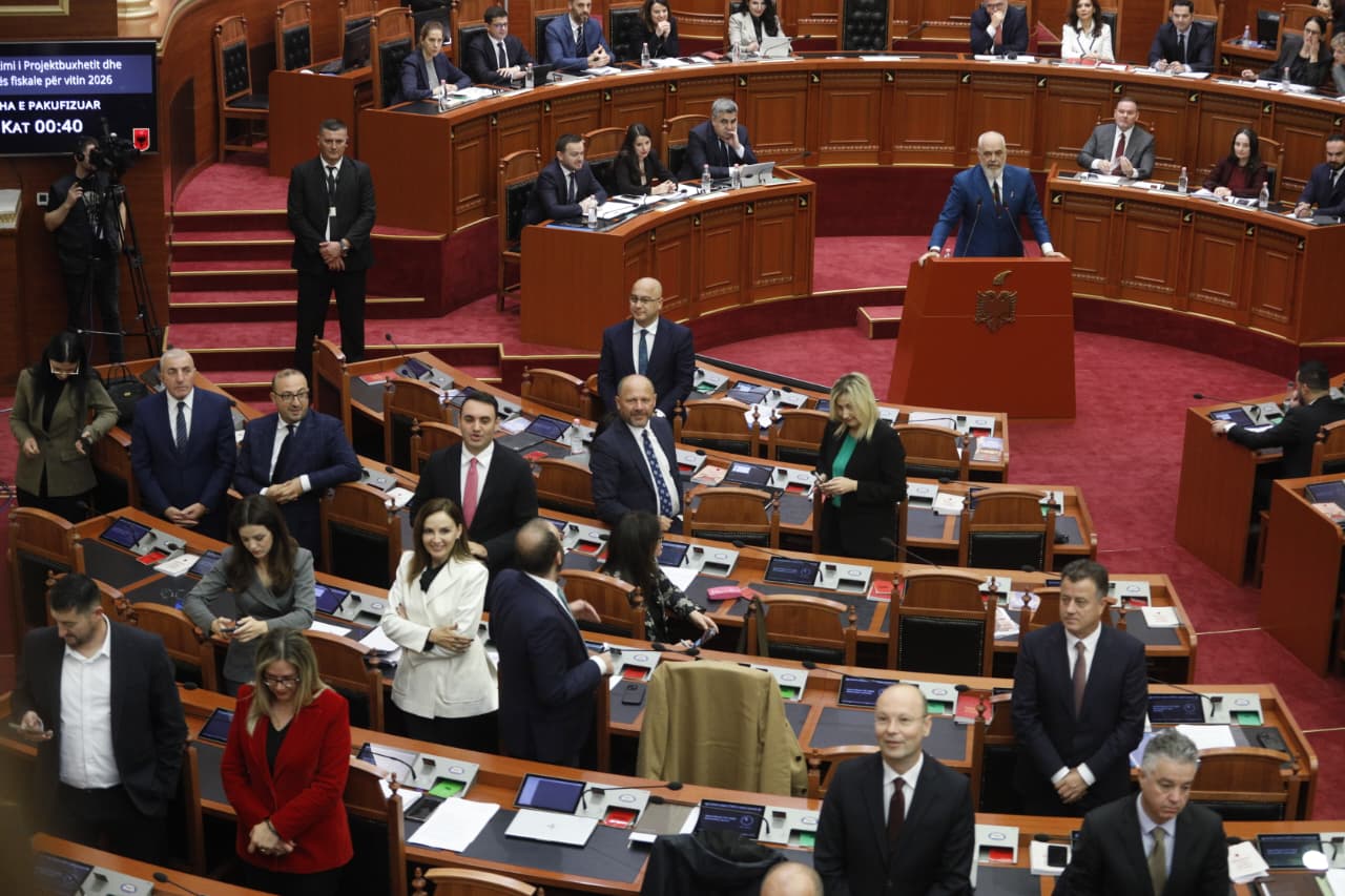 “I shoftë mortja, i shoftë”- Satira e Gjekmarkajt për përplasjet në Kuvend: Kur Opozita i ktheu të pasmen Babos, nja dy-tre nga ministrat..