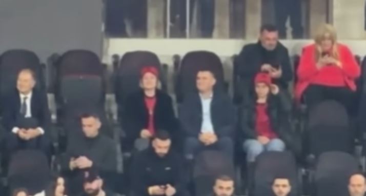 I shoqëruar nga bashkëshortja e tij, Altin Dumani ndjek në ‘Air Albania’ ndeshjen ndaj Anglisë
