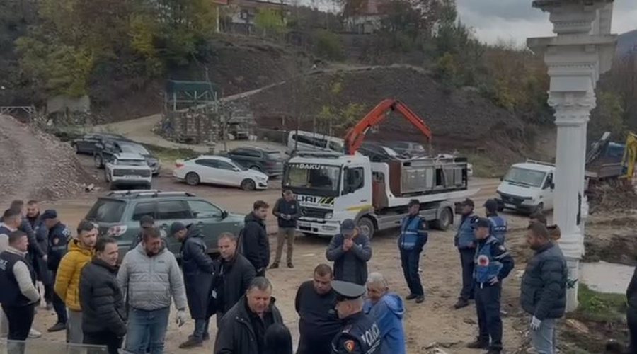 IKMT vijon shembjet në Librazhd, pronarët përplasen me Policinë