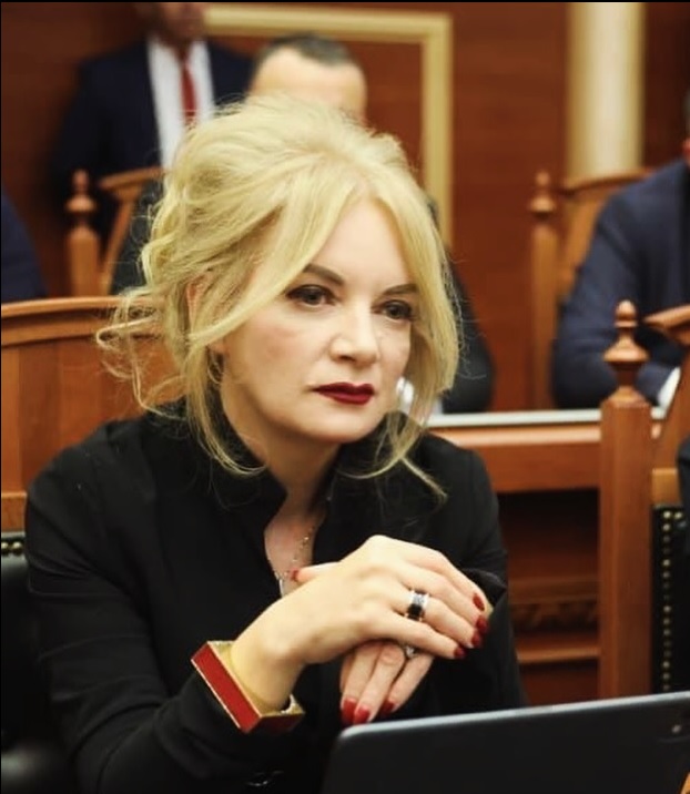 Iris Luarasi: “Shtetet me dy gjini s’janë shembull për ne!” – Po për kë janë, vallë?