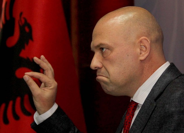 Ironia e Ylli Manjanit: Aq njerëz sa ishin në protestën e PD, mund t’i nxinte edhe holli i kryeministrisë