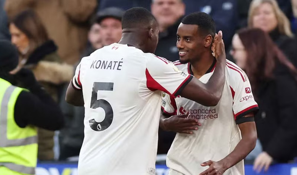 Isak e bën “sefte” më në fund, Liverpool rikthehet te fitorja (video)