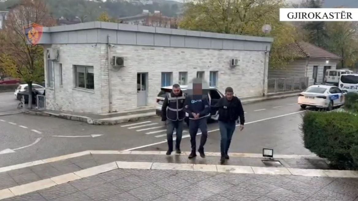 Iu gjetën arsenal armësh dhe lëndë narkotike në banesë, 3 persona në pranga në Gjirokastër, në kërkim 2 të tjerë