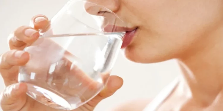 Ja pse pirja e ujit në këmbë është e dëmshme për shëndetin?