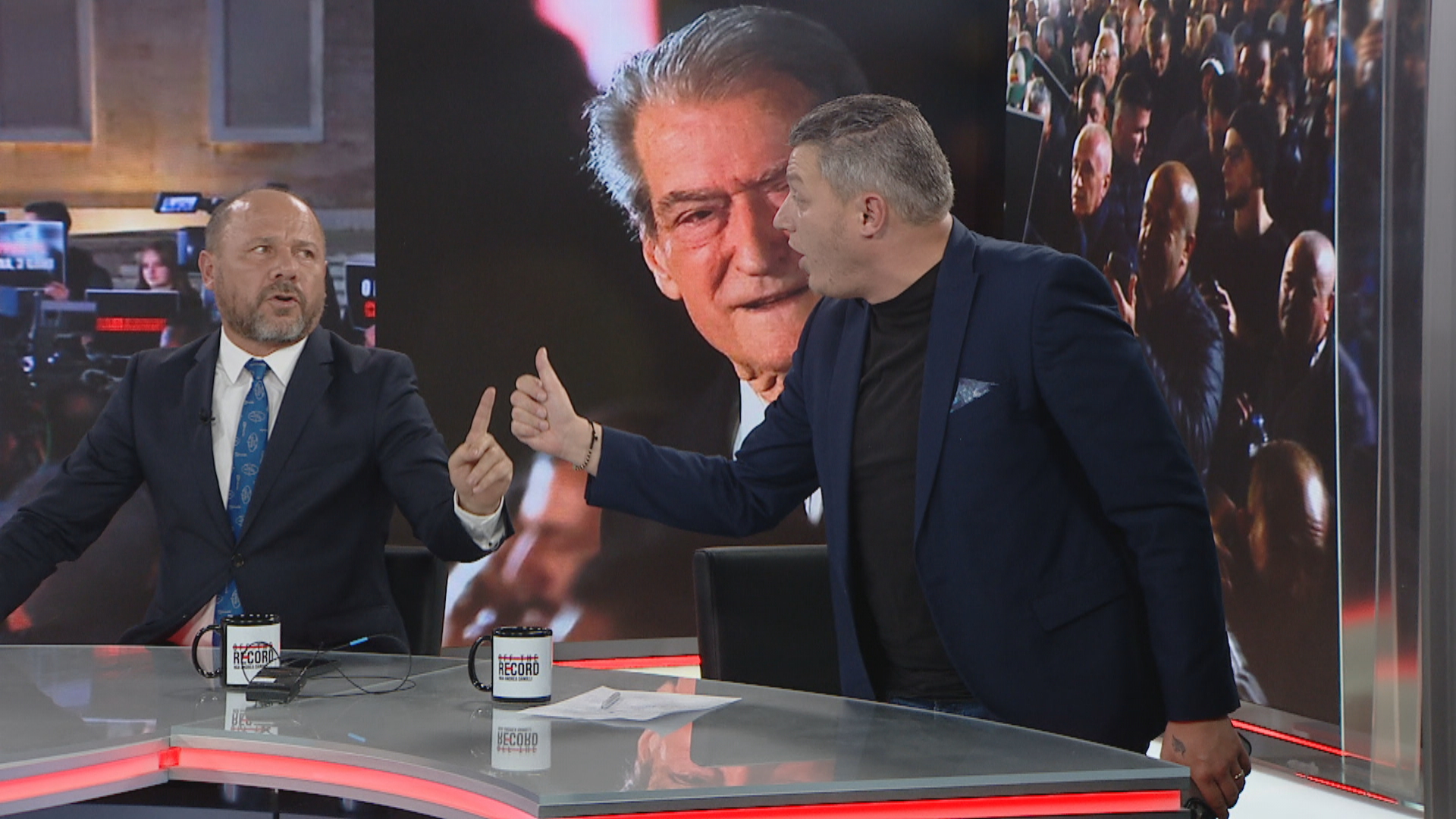 “Je mësuar te shtëpia e fëmijës”, Xhelal Mziu fyen këshilltarin socialist, Muharremi braktis studion