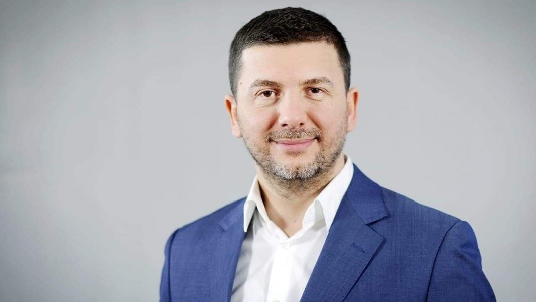 Jep dorëheqjen kreu i PDK-së në Kosovë, Memli Krasniqi