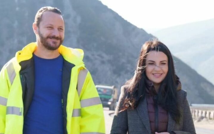 “Jep urdhra…”/ Mesazhi i fortë, Balluku nuk përmbahet në biseda: Prit t’i çoj fjalën atij k*rvës që kërcënon me SMS