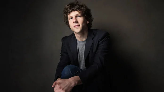 Jesse Eisenberg, aktori dhe regjisori i nominuar për çmimin Oscar i dhuron një veshkë një të panjohuri