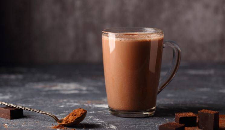 Ju ndihmon të luftoni stresin, pija që duhet të konsumoni në vend të ushqimeve të yndyrshme