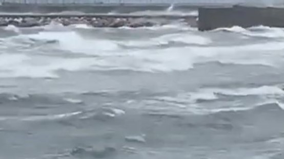 Jugu përfshihet nga moti i keq/ Përmbytje banesash, rrugë të bllokuara dhe probleme me energjinë në tunelin e Llogarasë