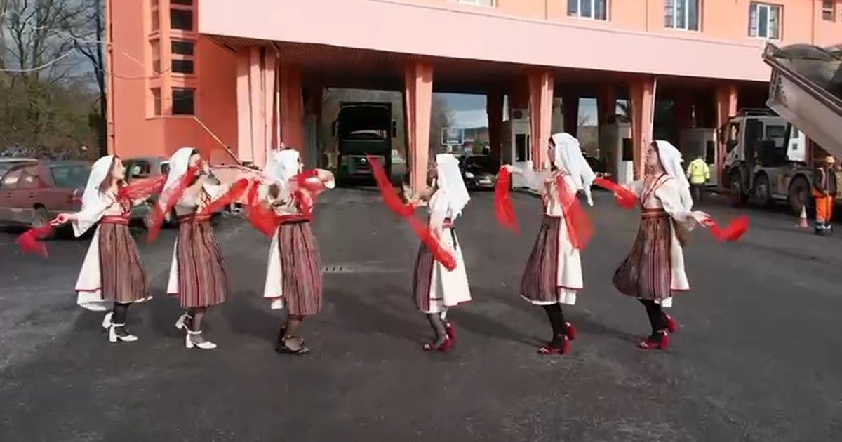 Kakavija vishet kuqezi për Ditën e Pavarësisë, emigrantët kthehen me flamuj në duar