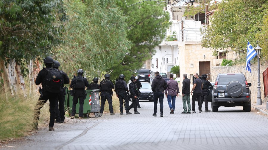 Kaos pas masakrës në Greqi, familjarët e të plagosurve “rrethojnë” spitalin, qindra forca policore zbarkojnë në ishull