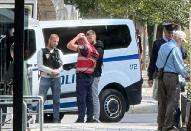 Kapen në Rinas tre shtetas në kërkim/ Pranga edhe Denis Xhelilit, furnizonte Anglinë me drogë të klasit A