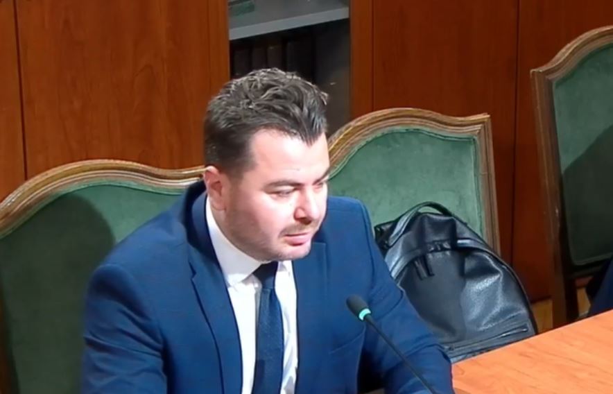 Kapri ironizon Bidon/ Nuk shkohet me atlete të zonat e përmbytura