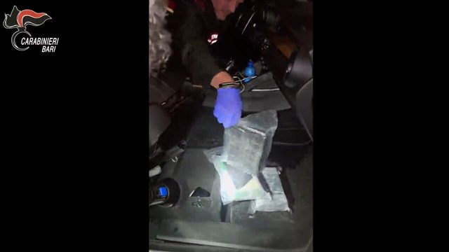 Karabinieria ndalon 21-vjeçarin shqiptar, i gjen 6 kilogramë kokainë dhe 18 mijë euro të fshehura në makinë