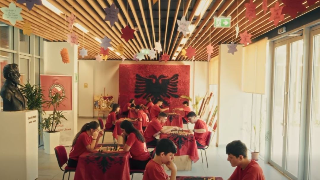 ‘Kartolinë nëntori’, kryeministri Rama publikon videon e nxënësve të shkollës Sami Frashëri