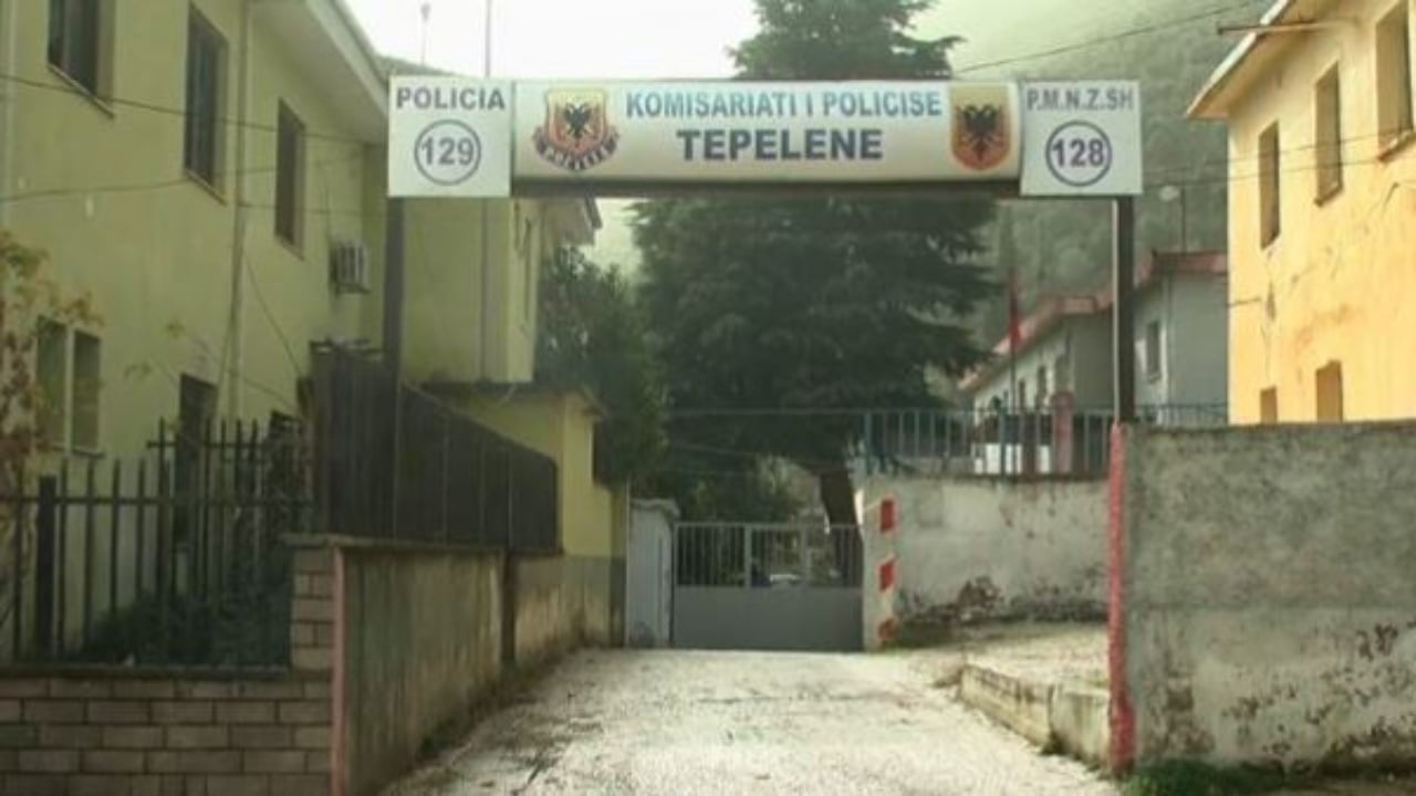 Kërcënoi me armë gjahu të riun dhe i dëmtoi automjetin, arrestohet 19-vjeçari i shpallur në kërkim në Tepelenë