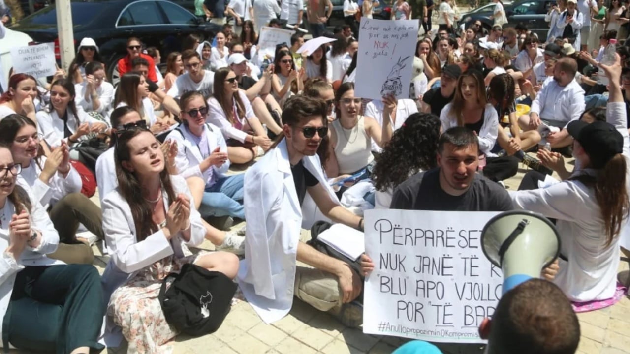 Kërkuan shfuqizimin e ligjit që i detyron të punojnë në Shqipëri pas studimeve, Gjykata e Strasburgut pranon të marrë në shqyrtim çështjen e studentëve të Mjekësisë