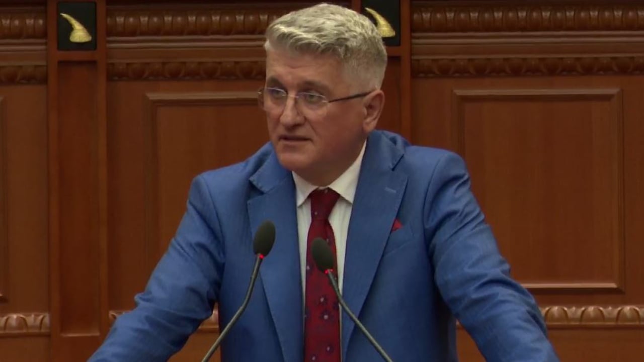 “Klevisi me armë, Xheferri me fishekë e Himçi me mitraloz”/ Satira e Gjekmarkajt për seancën e Kuvendit: Beteja me tre buajt e parlamentarizmit Niko, Tao e Toni