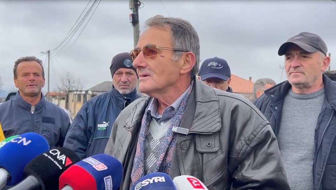 Kolonjë, banorët në protestë kundër instalimit të paneleve diellore: Askush nuk na dëgjon! Ku do kullosin bagëtitë tona (VIDEO)