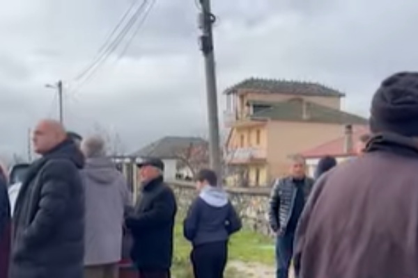 Kolonjë /Banorët në protestë kundër instalimit të paneleve diellore në zonën e kullotave