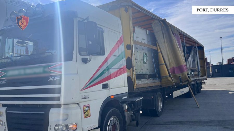 Kontrabandë me verë e celularë, arrestohet 48-vjeçari në portin e Durrësit, një tjetër në hetim