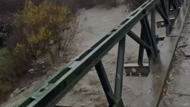 Korçë/ Moti i keq sjell dëme në rrugë dhe ura, strukturat në terren vijojnë punën