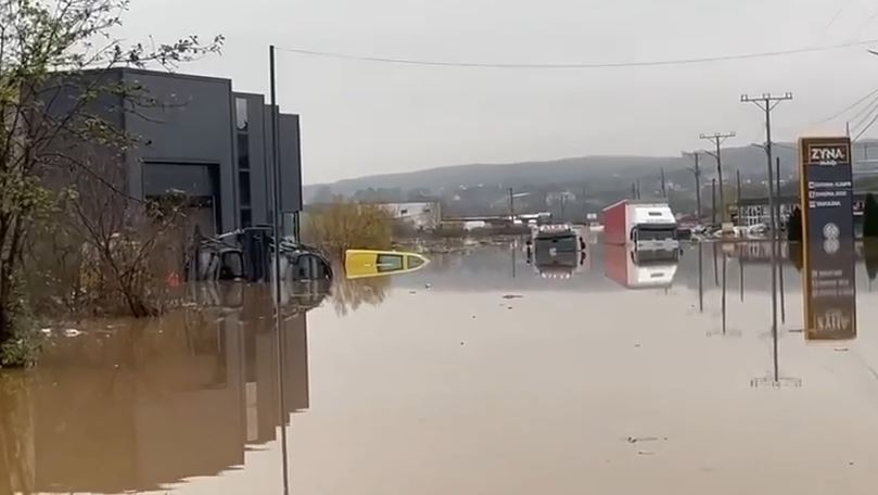 Kosova përfshihet nga përmbytjet masive/ Ferizaj nën ujë, makina të mbuluara, dhe rrugë të bllokuara, ja si paraqitet..
