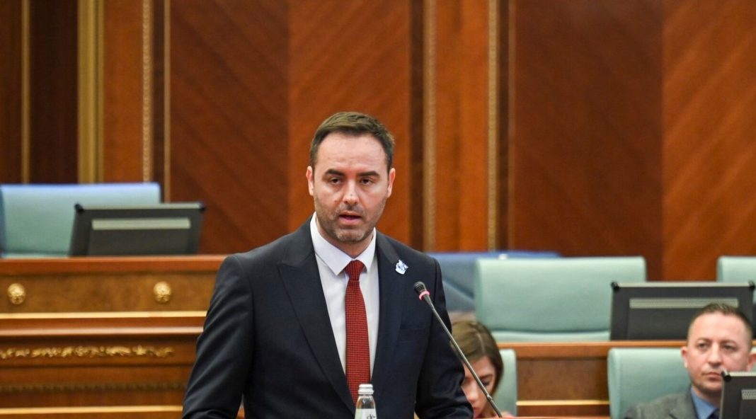 Kosovë, nis seanca për zgjedhjen e qeverisë së re/ Konjufca prezanton kabinetin: Ta kursejmë vendin nga dy palë zgjedhje