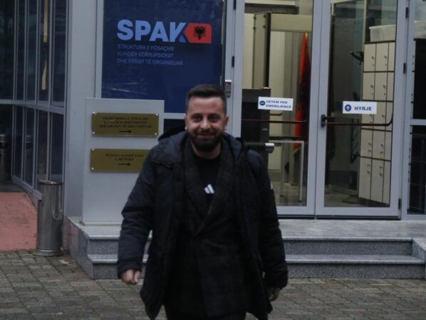 Kryebashkiaku i Kolonjës Erion Isai lë ambientet e SPAK pas rreth 2 orësh. U paraqit për… (VIDEO)