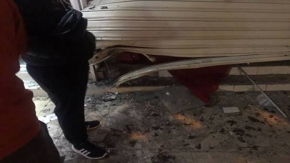 Kuçovë – Lëndë plasëse në derën e një biznesi, dëme materiale por pa të lënduar