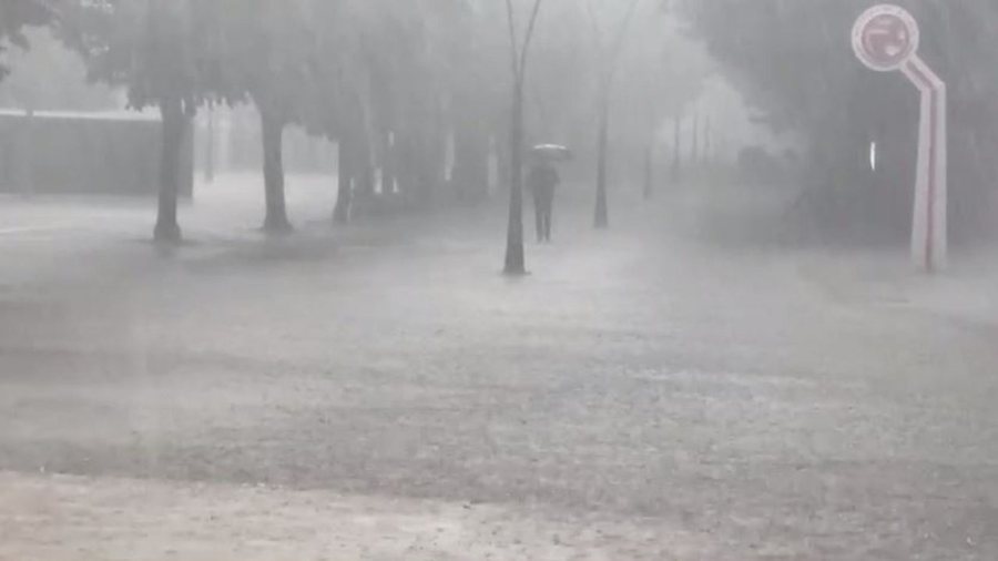 Kujdes në fundjavë/ Rritje temperaturash dhe reshje shiu, paralajmëron meteorologia:Ja zonat që rrezikohen të përmbyten