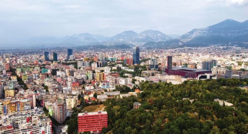 Kullat pushtojnë vendin, valë lejesh për ndërtesa të larta në Tiranë dhe bregdet