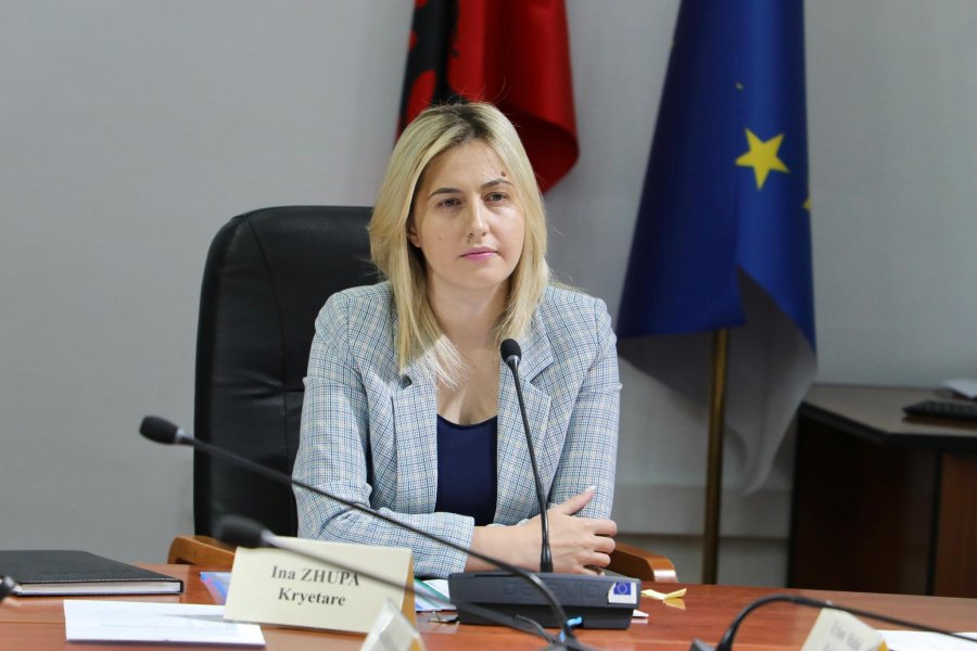 Kumbaro me konkurse fiktive, emëron Arta Dollanin në krye të arsimit parauniversitar!