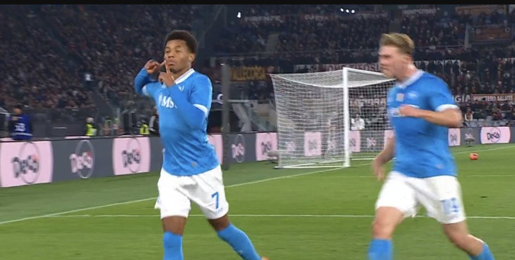 Kundërsulm model, Napoli befason Romën në pjesën e parë (video)