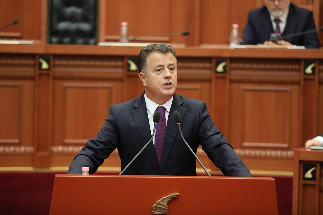 “Kur e ke radhën ti me vilë” – Flamur Noka shpërthen ndaj komentuesve: Merrni një brisk të ri dhe…