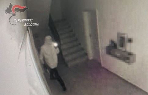 Kurthi me ‘bombol tymi’ dhe kamera/ Karabinierët kapin në ndjekje ‘skifterin’ shqiptar