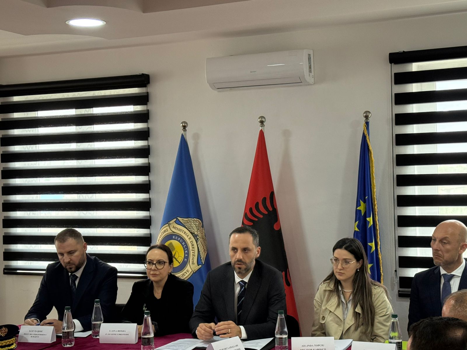 “Kushte të papranueshme trajtimi dhe sigurie”, Ministri i Drejtësisë flet për mbylljen e burgut të Bënçës: Punonjësit ngelen në sistem, garantohet transport falas (FOTO)