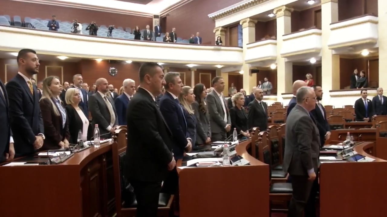 Kuvendi mban 1 minutë heshtje për ish-kryeministrin Fatos Nano, Peleshi: Ka dhënë kontribut të rëndësishëm në demokratizimin e vendit