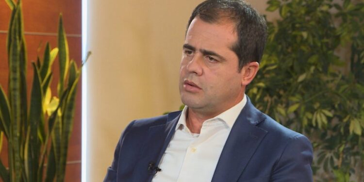 “Kuvendi po shndërrohet në noter të qeverisë”, Bylykbashi shpërthen ndaj mazhorancës:Çdo vendim vjen me urdhër nga lart