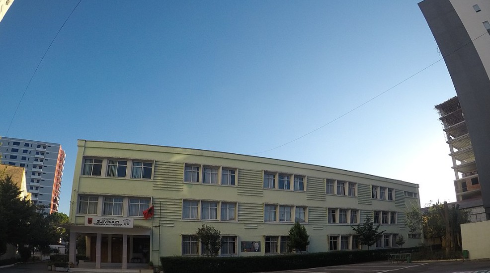 Laboratorë, klasa e terrene të reja sportive në gjimnazin “Konstandin Kristoforidhi”