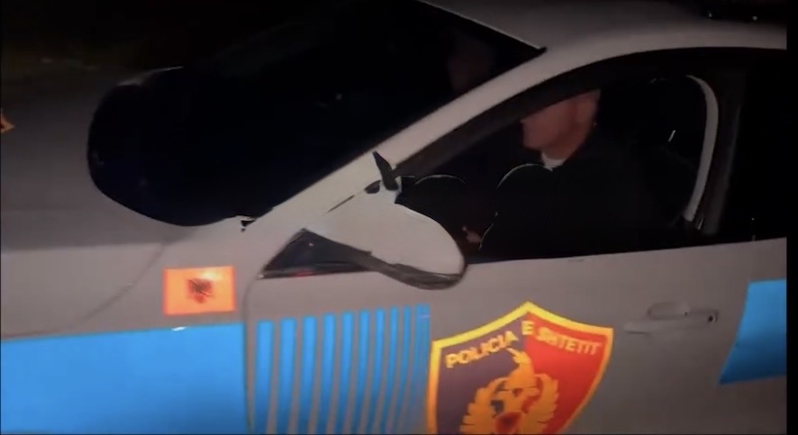 LAJMI I FUNDIT/ 2 personat e armatosur vijojnë të ngujuar në banesë, policia u bën thirrje të dorëzohen. Dërgon për negociata vëllain e njërit prej tyre